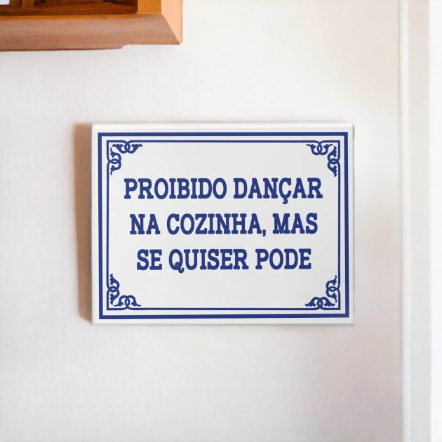 Azulejo decorativo para cozinha com frase Proibido dançar na cozinha, mas se quiser pode Coleção Portugal Azulejo Português