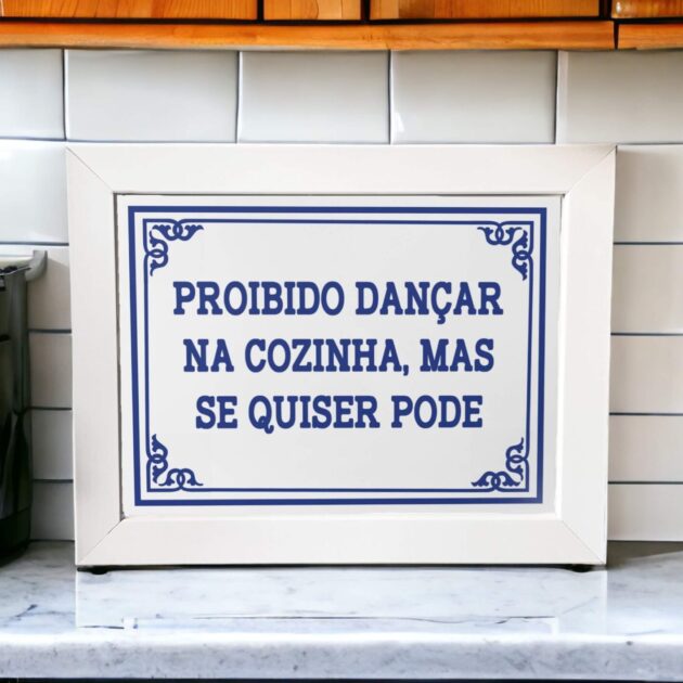 Azulejo decorativo para cozinha com frase Proibido dançar na cozinha, mas se quiser pode Coleção Portugal Azulejo Português