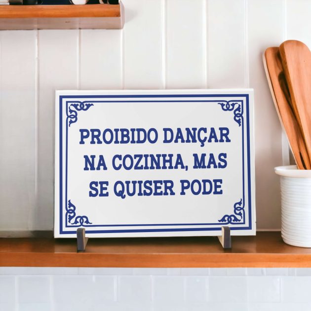 Azulejo decorativo para cozinha com frase Proibido dançar na cozinha, mas se quiser pode Coleção Portugal Azulejo Português