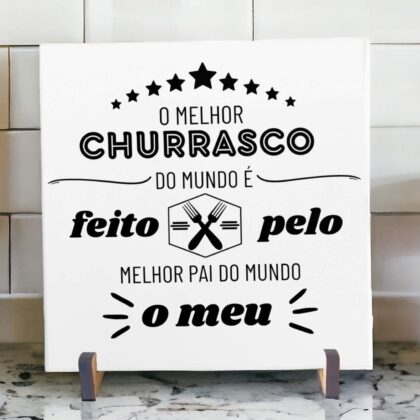 Azulejo decorativo com a frase O melhor churrasco do mundo é feito pelo melhor pai do mundo o meu