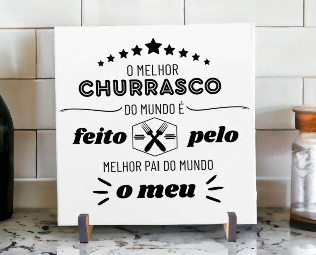 Azulejo decorativo com a frase O melhor churrasco do mundo é feito pelo melhor pai do mundo o meu