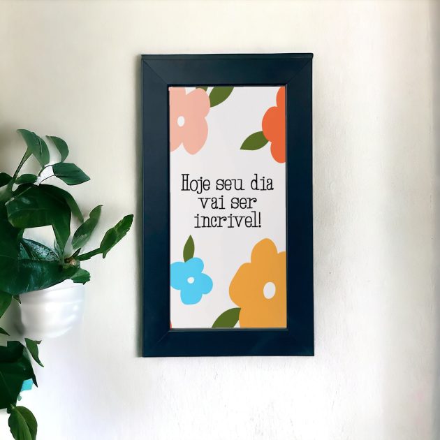 Azulejo decorativo com a frase Hoje seu dia vai ser incrível