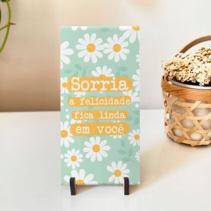 Azulejo decorativo com a frase Sorria a felicidade fica linda em você com fundo com margaridas