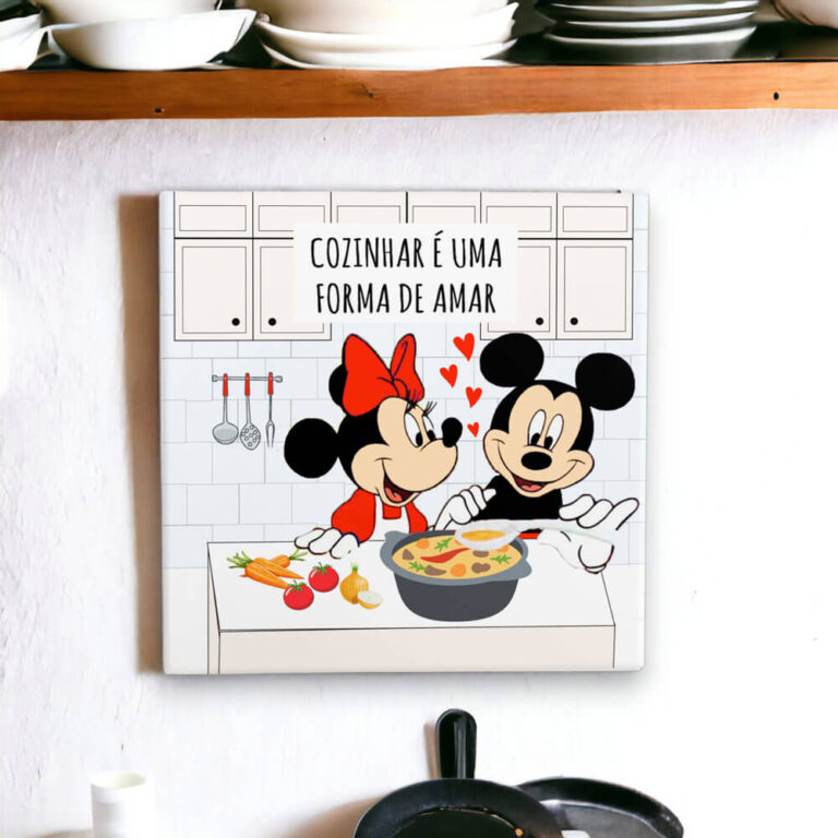 Azulejo decorativo para cozinha do Mickey e Minnie com frase Cozinhar é uma forma de amar