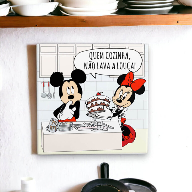 Azulejo decorativo para cozinha do Mickey e Minnie com frase Quem cozinha não lava a louça