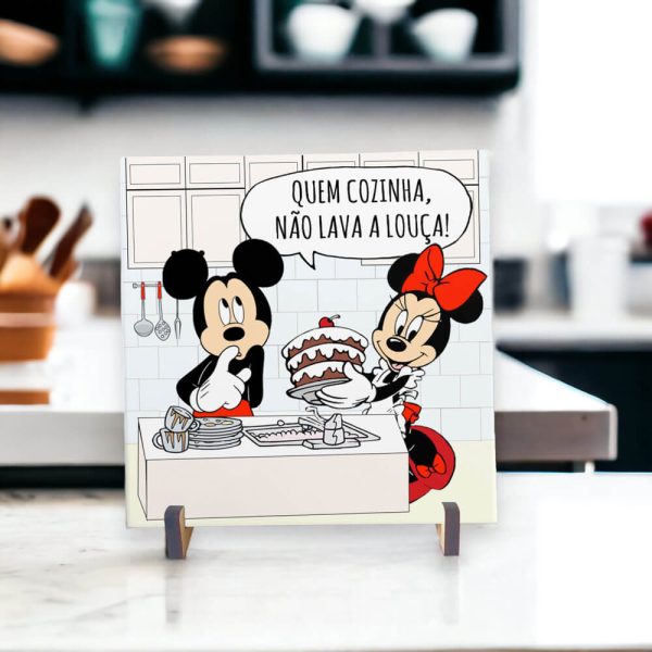 Azulejo decorativo para cozinha do Mickey e Minnie com frase Quem cozinha não lava a louça