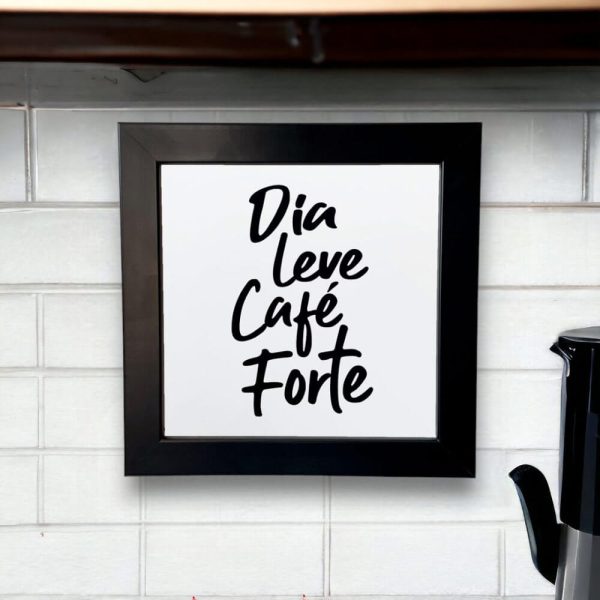 Azulejo decorativo para cantinho do café com a frase Dia leve café forte