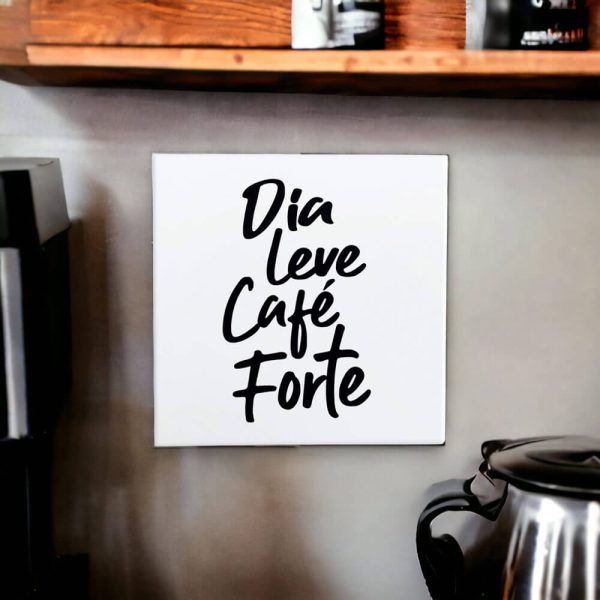Azulejo decorativo para cantinho do café com a frase Dia leve café forte