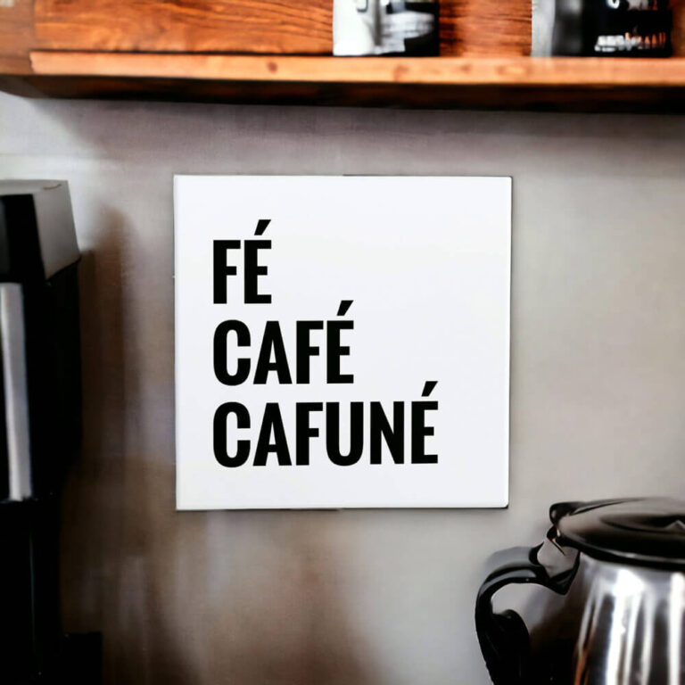 Azulejo decorativo para cantinho do café com a frase Fé café cafuné