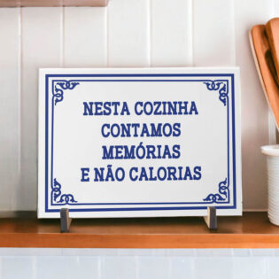 Azulejo decorativo para cozinha com a frase Nesta cozinha contamos memórias e não calorias Coleção Portugal Azulejo Português