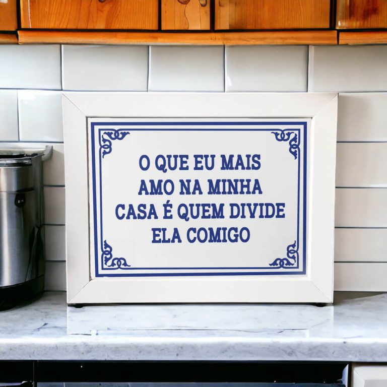 Azulejo decorativo com a frase O que eu mais amo na minha casa é quem divide ela comigo - Coleção Portugal Azulejo Português