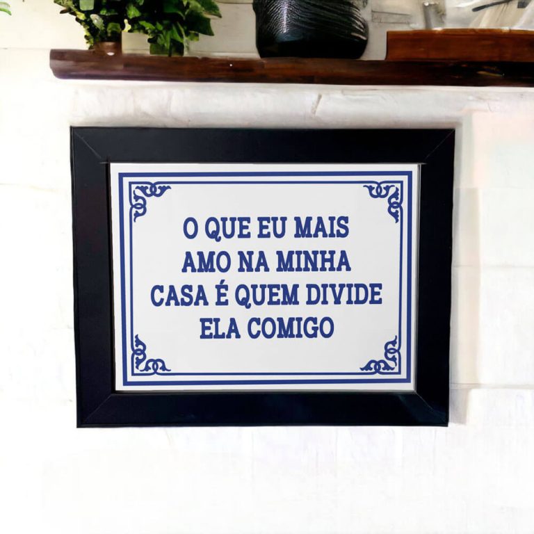 Azulejo decorativo com a frase O que eu mais amo na minha casa é quem divide ela comigo - Coleção Portugal Azulejo Português