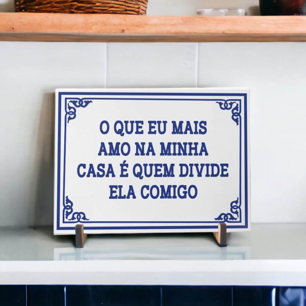 Azulejo decorativo com a frase O que eu mais amo na minha casa é quem divide ela comigo - Coleção Portugal Azulejo Português