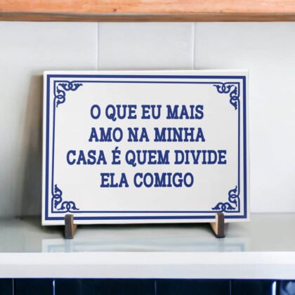 Azulejo decorativo com a frase O que eu mais amo na minha casa é quem divide ela comigo - Coleção Portugal Azulejo Português