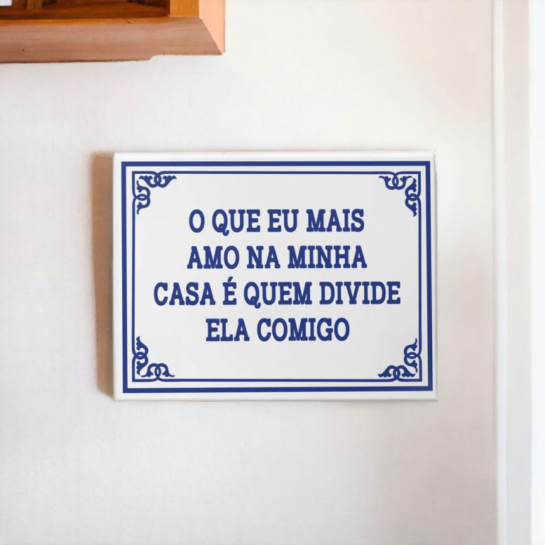 Azulejo decorativo com a frase O que eu mais amo na minha casa é quem divide ela comigo - Coleção Portugal Azulejo Português