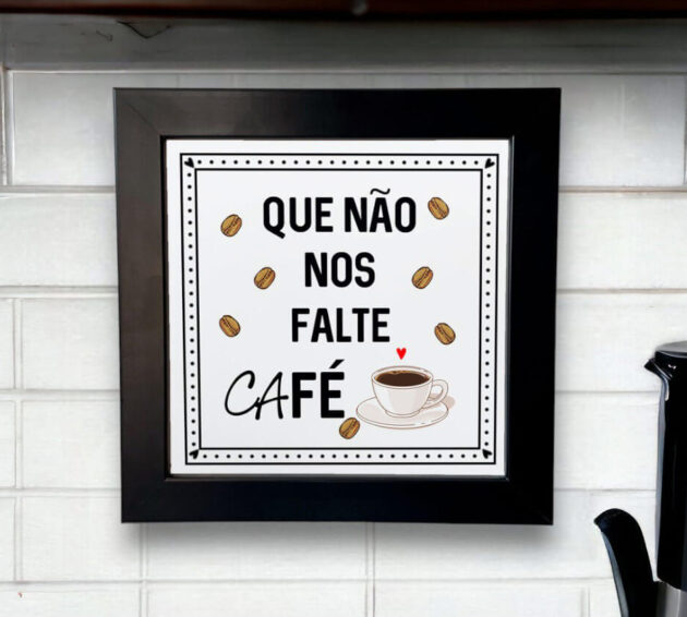 Azulejo decorativo para cantinho do café com a frase Que não nos falte café