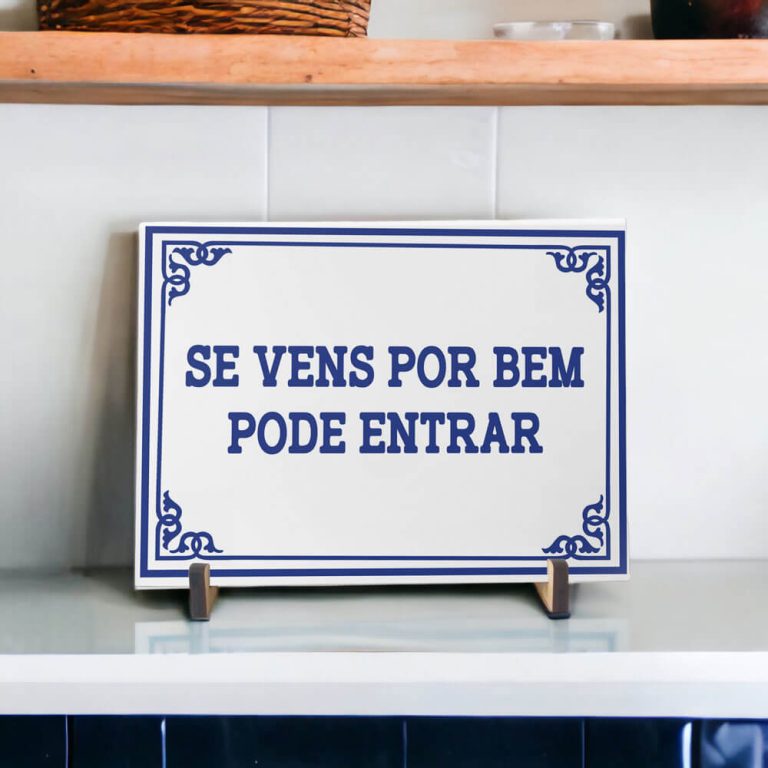 Azulejo decorativo com a frase Se vens por bem pode entrar Coleção Portugal Azulejo Português