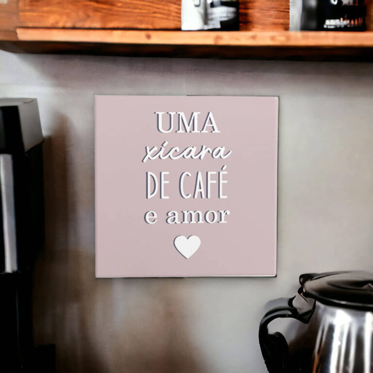 Azulejo decorativo para cantinho do café com a frase Uma xícara de café e amor