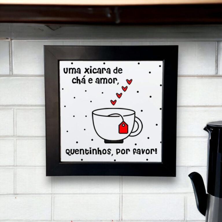 Azulejo decorativo para cantinho do café com frase "Uma xícara de chá e amor, quentinhos, por favor!".