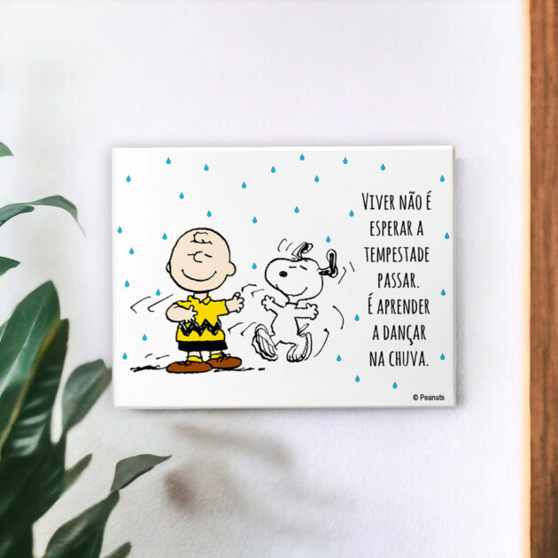 Azulejo decorativo do Snoopy com a frase Viver não é esperar a tempestade passar. É aprender a dançar na chuva