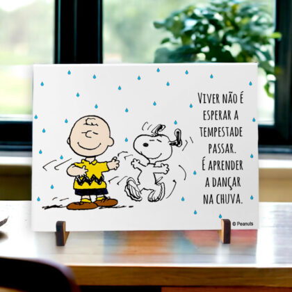 Azulejo decorativo do Snoopy com a frase Viver não é esperar a tempestade passar. É aprender a dançar na chuva