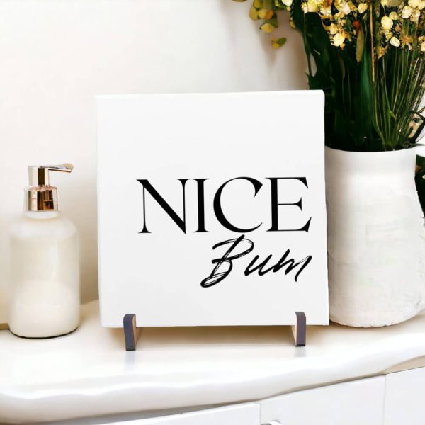 Azulejo decorativo para banheiro com a frase Nice bum