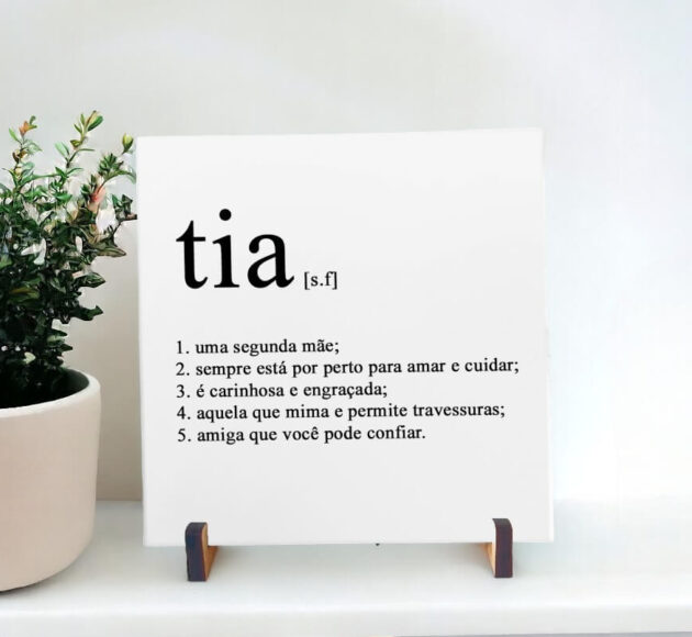 Azulejo decorativo com a frase Definição de Tia e seus significados