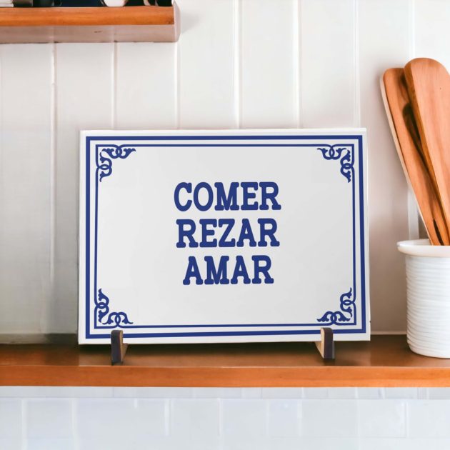 Azulejo decorativo com frase Comer Rezar Amar Coleção Portugal Azulejo Português