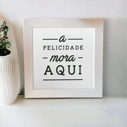 Azulejo decorativo com a frase A felicidade mora aqui