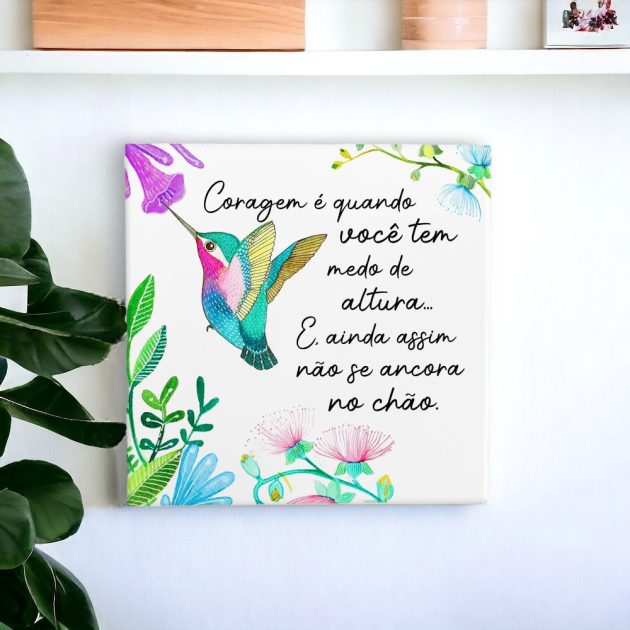 Azulejo decorativo com a frase Coragem é quando você tem medo de altura... E ainda assim não se ancora no chãocom o desenho de um pássaro em um jardim