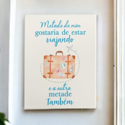 Azulejo decorativo com a frase Metade de mim gostaria de estar viajando e a outra metade também