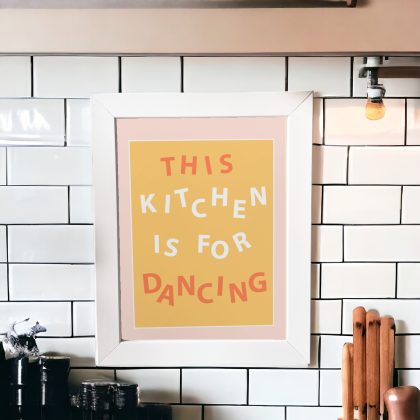 Azulejo decorativo para cozinha com a frase This kitchen is for dancing