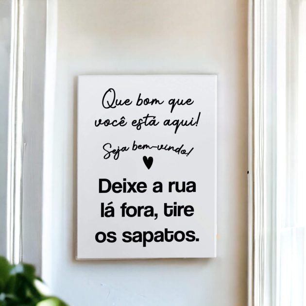 Azulejo decorativo com a frase Que bom que você está aqui! Seja bem-vindo! Deixe a rua lá fora, tire os sapatos