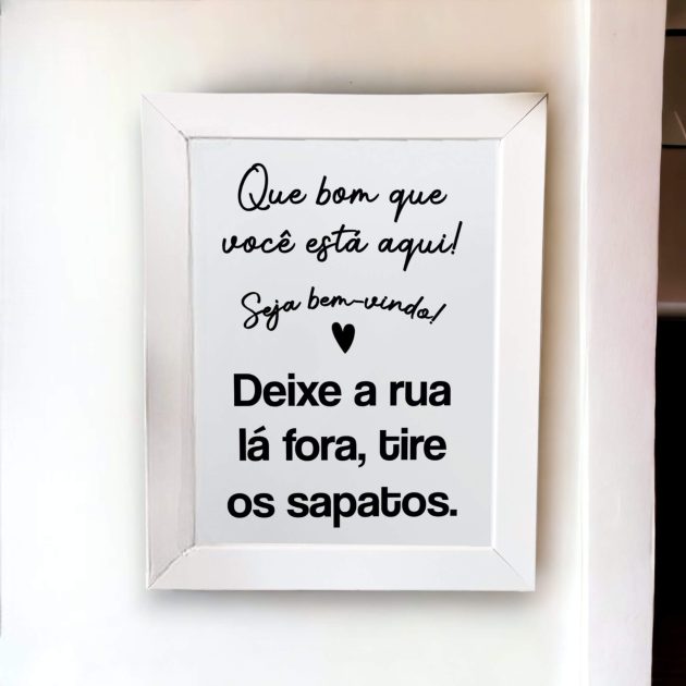 Azulejo decorativo com a frase Que bom que você está aqui! Seja bem-vindo! Deixe a rua lá fora, tire os sapatos