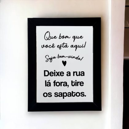 Azulejo decorativo com a frase Que bom que você está aqui! Seja bem-vindo! Deixe a rua lá fora, tire os sapatos