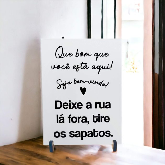 Azulejo decorativo com a frase Que bom que você está aqui! Seja bem-vindo! Deixe a rua lá fora, tire os sapatos