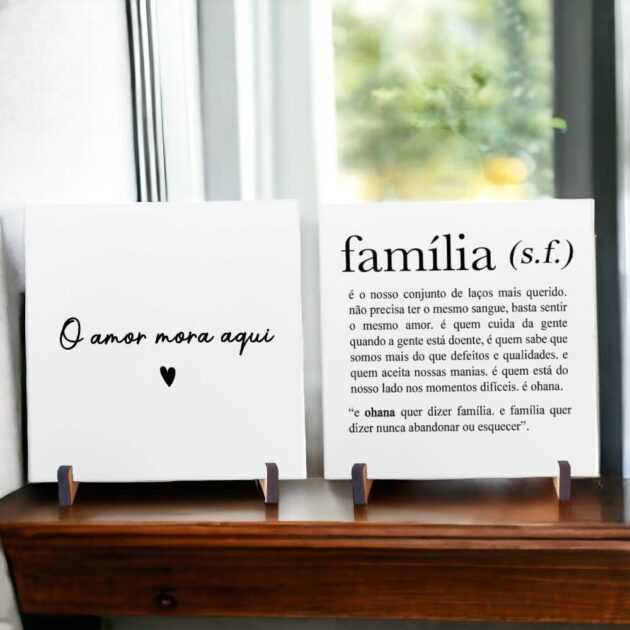 Conjunto de azulejos decorativos com a frase O Amor mora aqui + Definição de Família