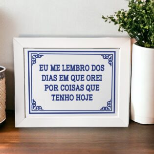 Azulejo decorativo com a frase Eu me lembro dos dias em que eu orei por coisas que tenho hoje - Coleção Portugal Azulejo Português