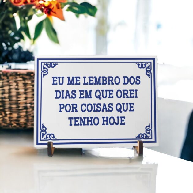 Azulejo decorativo para cozinha com a frase Eu me lembro dos dias em que eu orei por coisas que tenho hoje - Coleção Portugal Azulejo Português