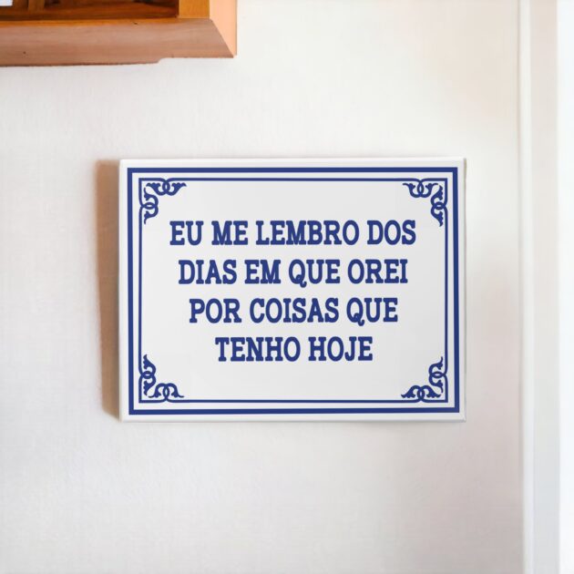 Azulejo decorativo para cozinha com a frase Eu me lembro dos dias em que eu orei por coisas que tenho hoje - Coleção Portugal Azulejo Português