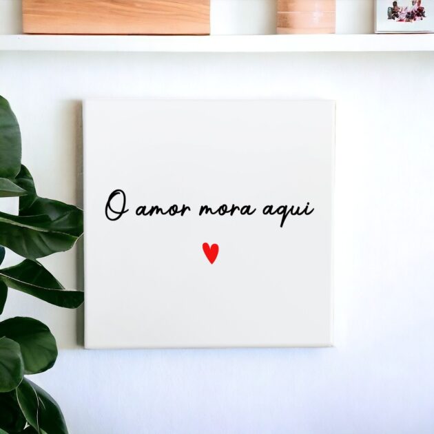 Azulejo decorativo com a frase O amor mora aqui com um coração vermelho