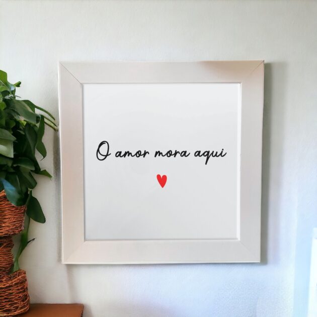 Azulejo decorativo com a frase O amor mora aqui com um coração vermelho