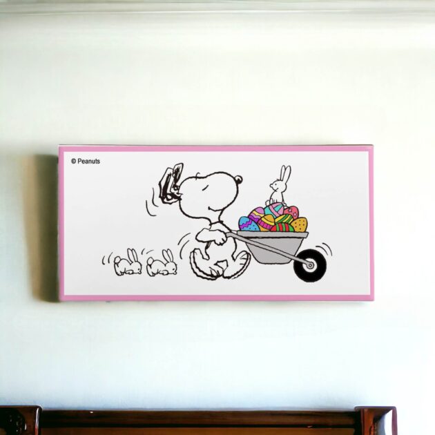 Azulejo decorativo do Snoopy carregando uma carriola cheia de ovos de Páscoa com coelhos