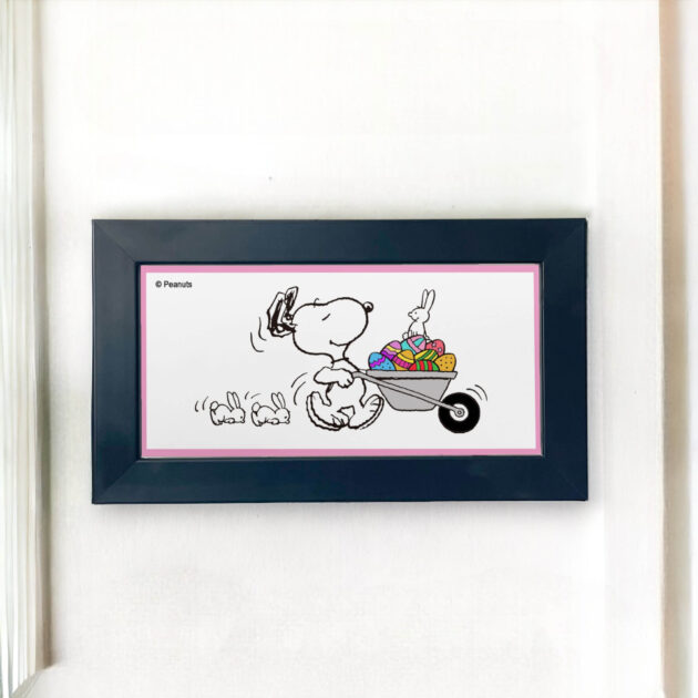 Azulejo decorativo do Snoopy carregando uma carriola cheia de ovos de Páscoa com coelhos