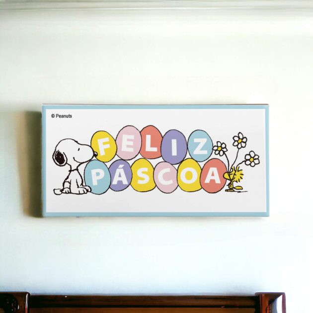 Azulejo decorativo do Snoopy com os ovos coloridos escrito Feliz Páscoa