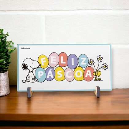 Azulejo decorativo do Snoopy com os ovos coloridos escrito Feliz Páscoa