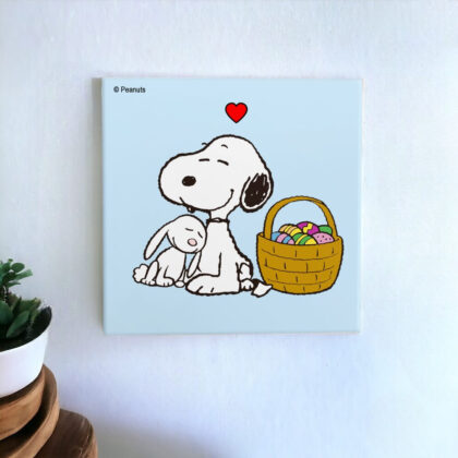 Azulejo decorativo do Snoopy com uma cesta cheia de ovos com o fundo azul claro