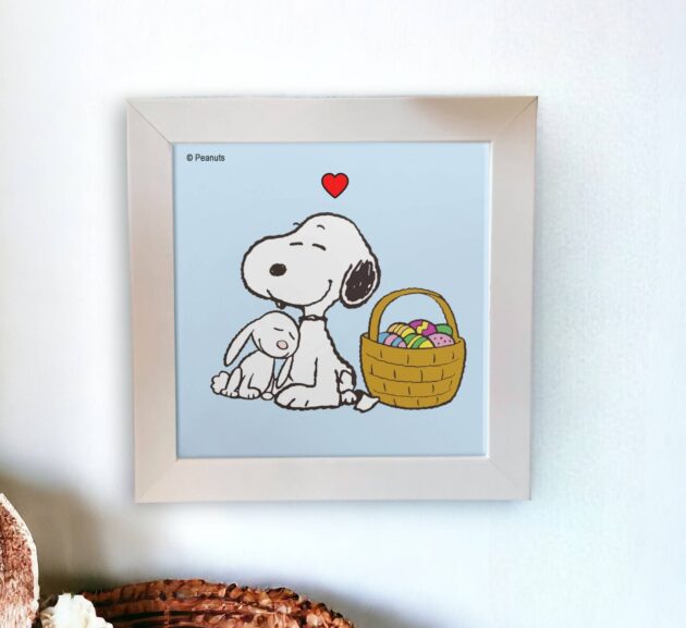 Azulejo decorativo do Snoopy com uma cesta cheia de ovos com o fundo azul claro