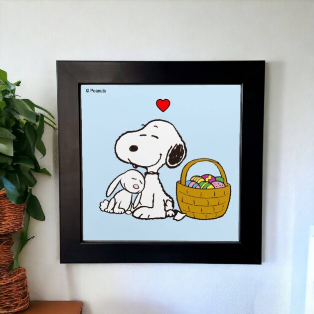 Azulejo decorativo do Snoopy com uma cesta cheia de ovos com o fundo azul claro