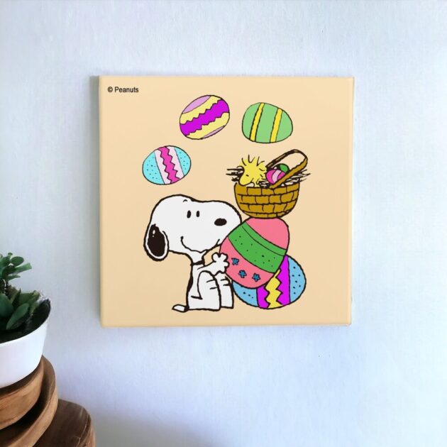 Azulejo decorativo do Snoopy e Woodstock com ovos de coloridos com fundo laranja claro